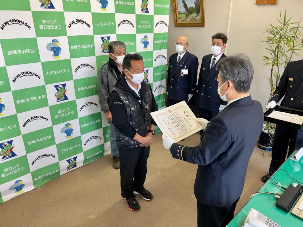 感謝状を受け取る朝倉宏治さん