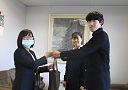 義援金を手渡す高校生 寄附のようす