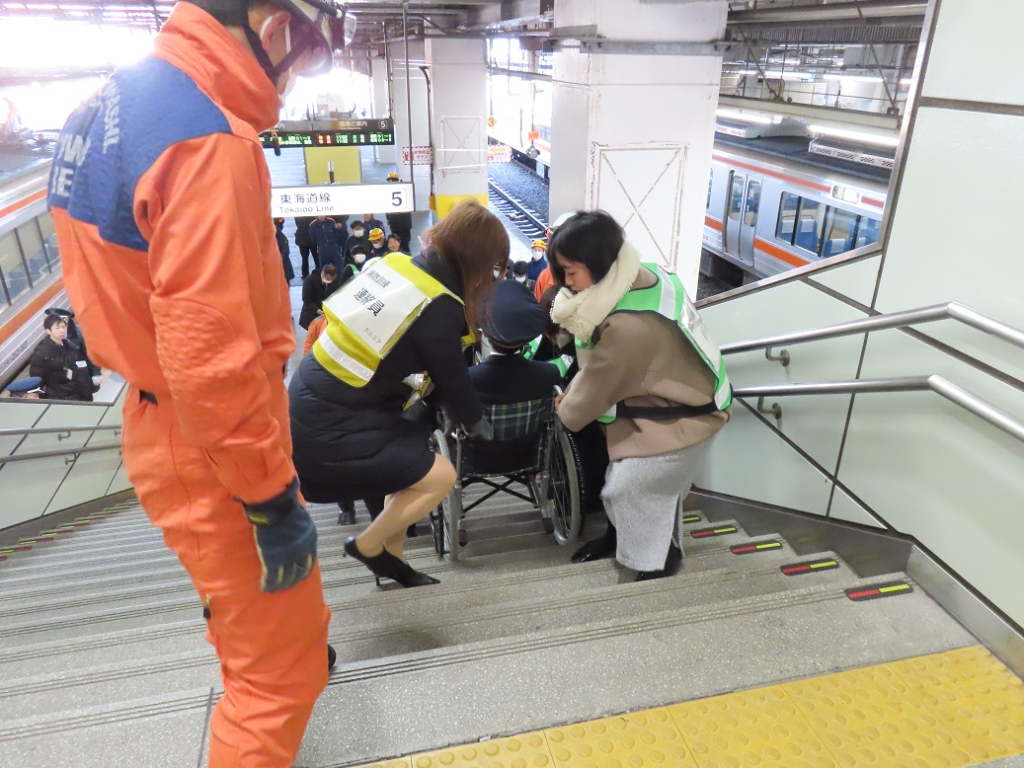 避難支援者搬送訓練