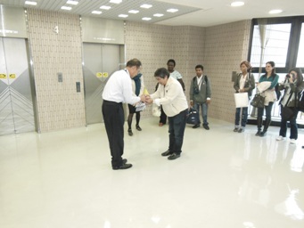 研修生が記念品贈呈 研修生が記念品贈呈