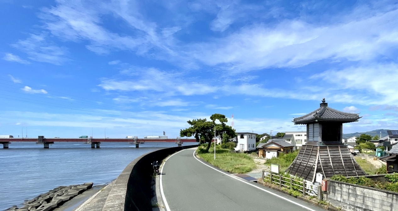 前芝の燈明台と湊