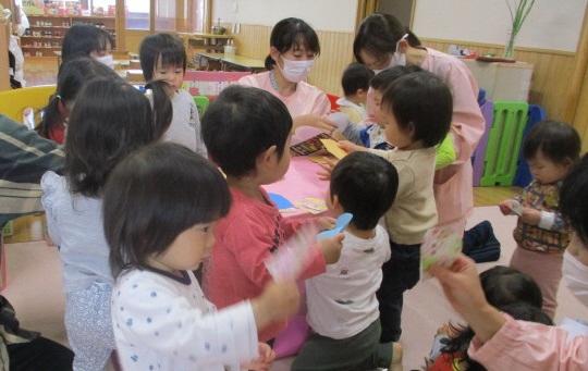 1歳児こいのぼりを作っているところ