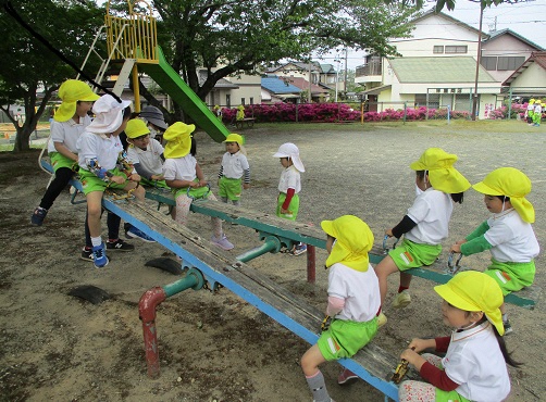 4歳児が友達とシーソーをしているところ