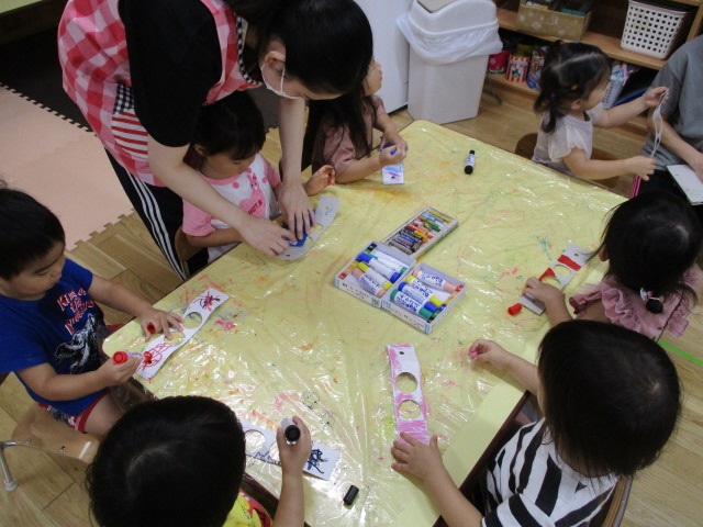 2歳の子が製作しているところ