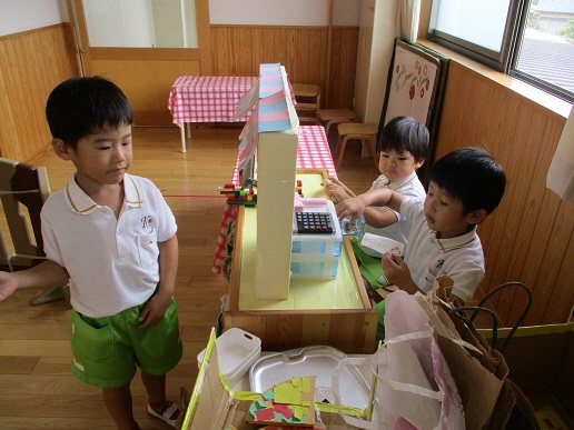 4歳の子がパン屋さんでお店屋さんごっこをしているところ