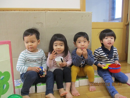 1歳児が4人集合している